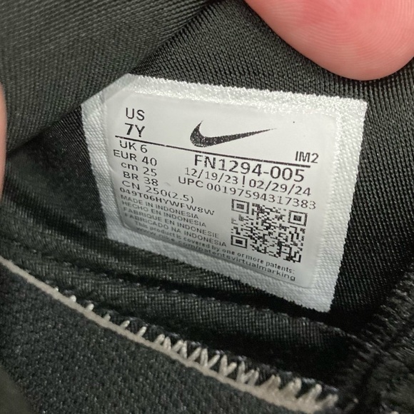 Nike Black and White Slip-On Sneakers 7Y - Picture 4 of 4